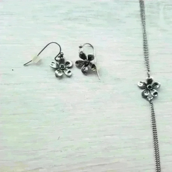 Floral Details Womens Costume Jewelry Necklace w/ Earrings Matching Set - Picture 3 of 10